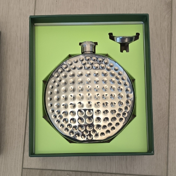 NWT/NIB Kikkerland Stainless Steel Silver Golf Ball Flask Set - Picture 2 of 3